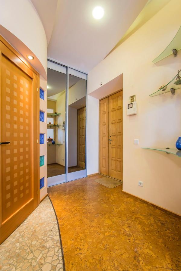 3-Room Apartments On Khreshchatyk. Building With Star Kiev Exterior foto