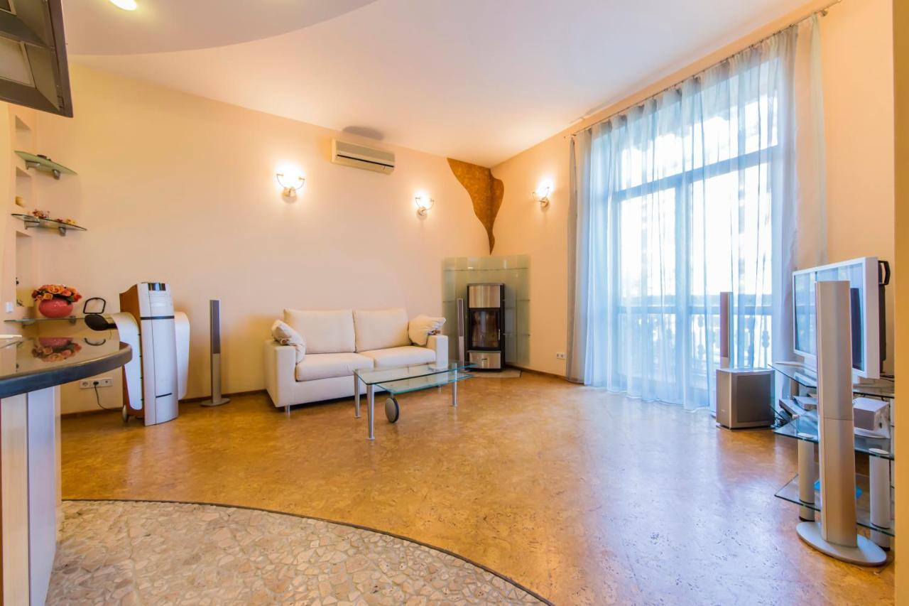 3-Room Apartments On Khreshchatyk. Building With Star Kiev Exterior foto