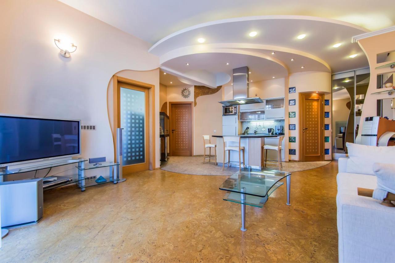 3-Room Apartments On Khreshchatyk. Building With Star Kiev Exterior foto