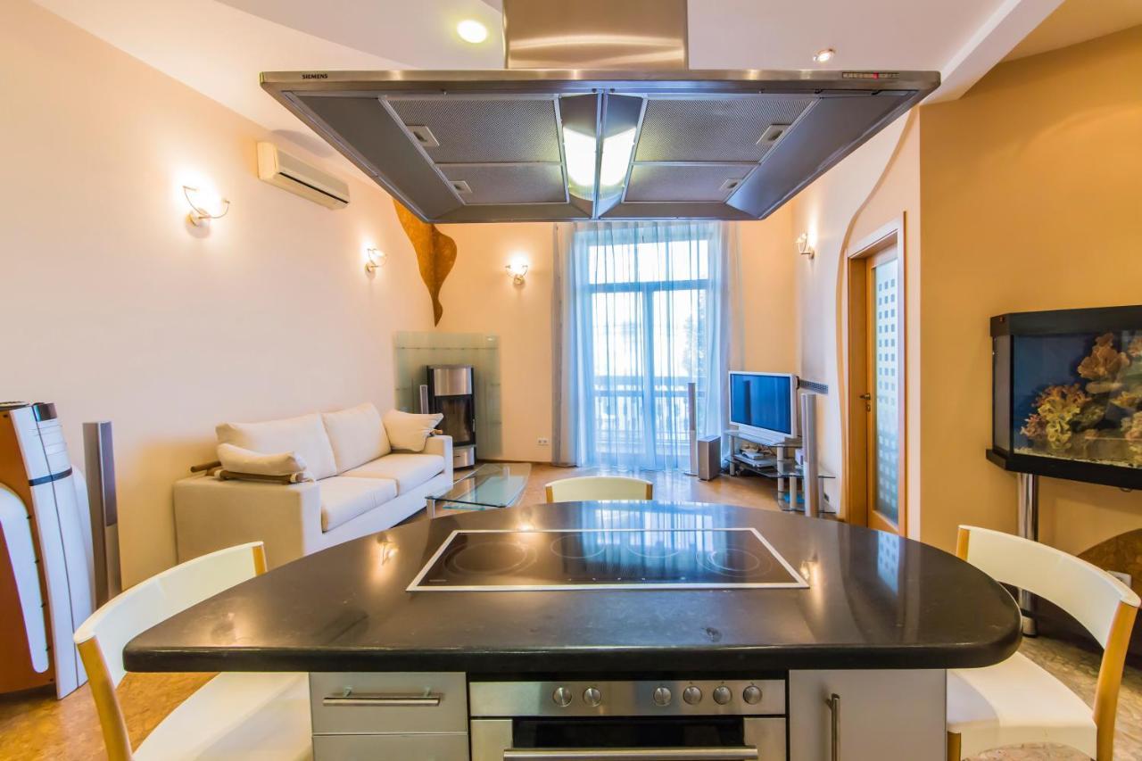 3-Room Apartments On Khreshchatyk. Building With Star Kiev Exterior foto