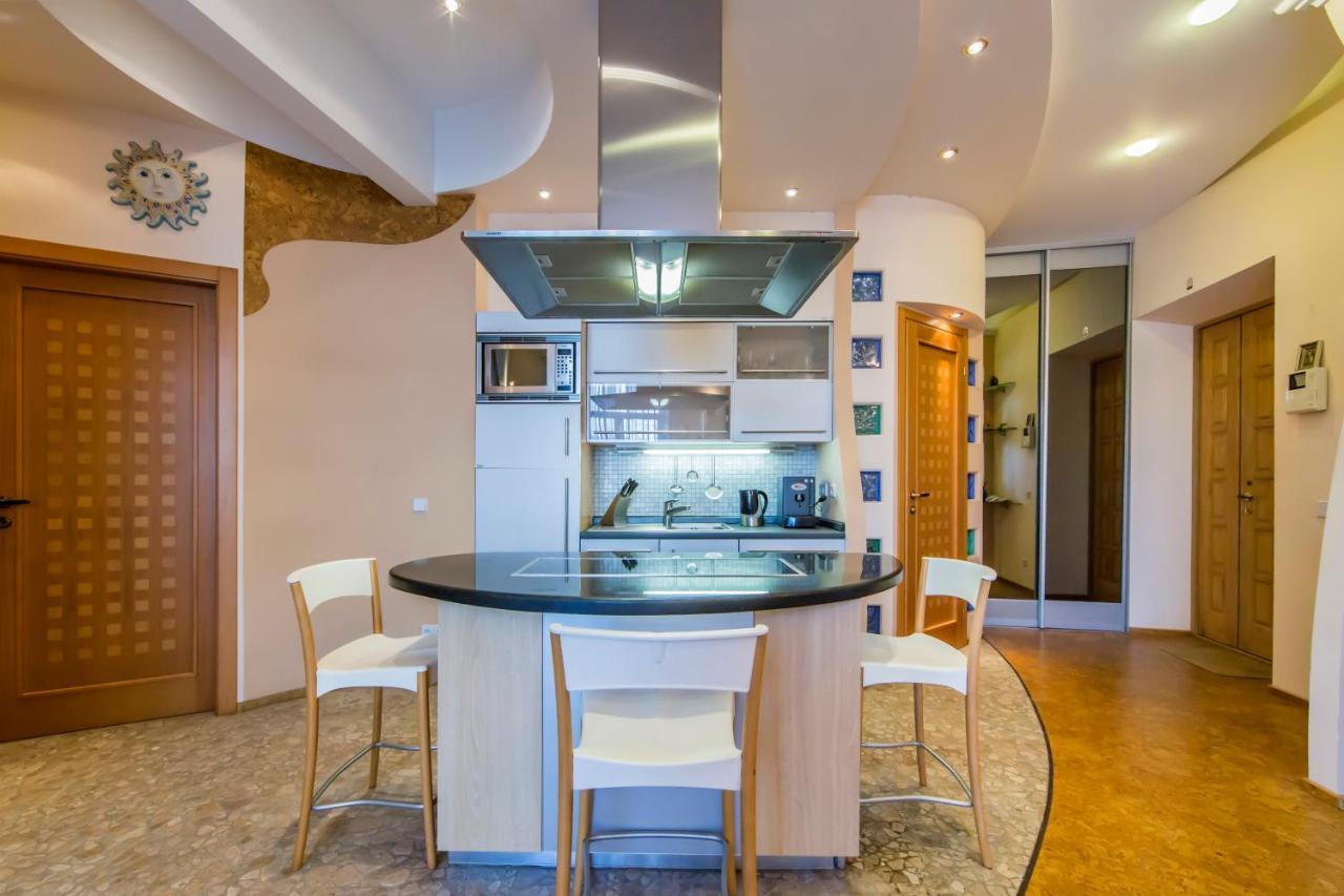 3-Room Apartments On Khreshchatyk. Building With Star Kiev Exterior foto